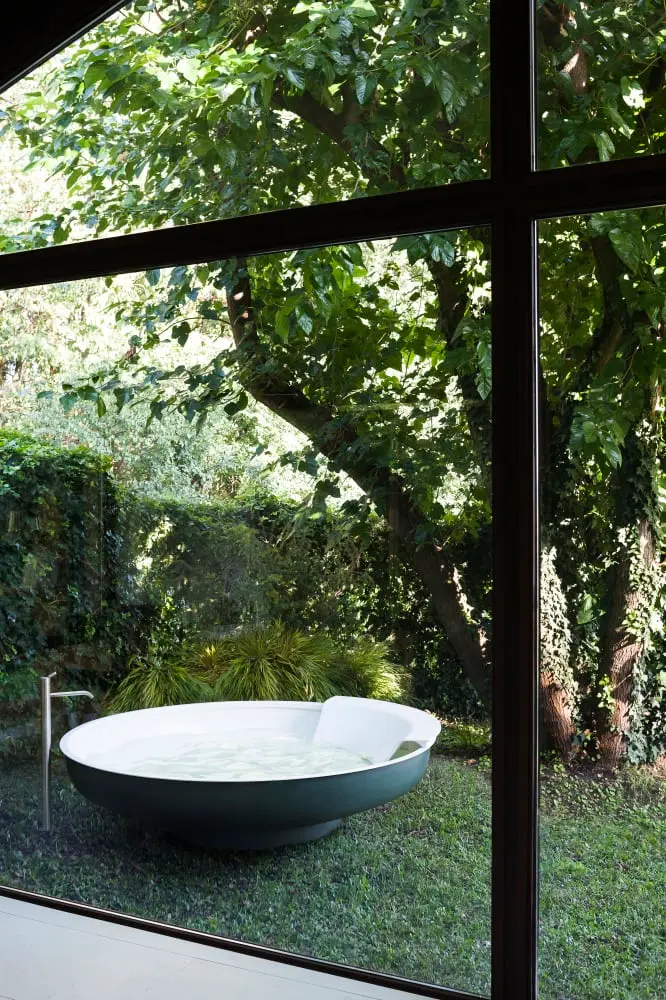 Agape Ufo vasca da bagno freestanding outdoor con 2 poggiaschiena AVAS0906DEZG