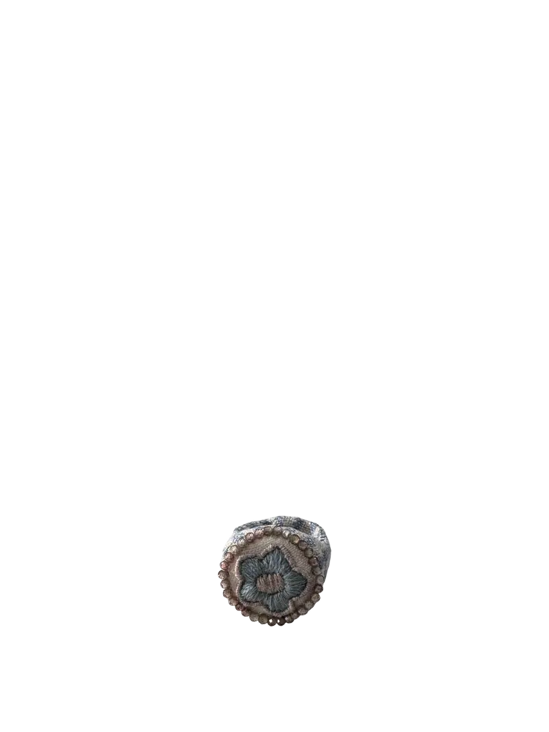 Anello Cristina Lanza realizzato in tessuto con perline di conteria e ricamo fiore