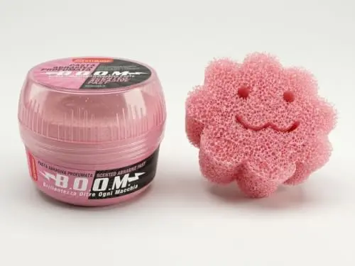 B.O.O.M. Pasta Abrasiva Profumata 500 g con Spugnetta – Acciaio, Piani Cottura, Piastrelle, Sanitari e Rubinetti – Profumo di Rosa