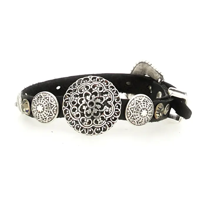 Bracciale in pelle di vacchetta tinta in capo con borchie