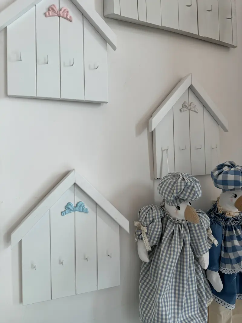 Casetta appendichiavi in legno con fiocco decorativo – 30x35 cm – Artigianale e personalizzabile