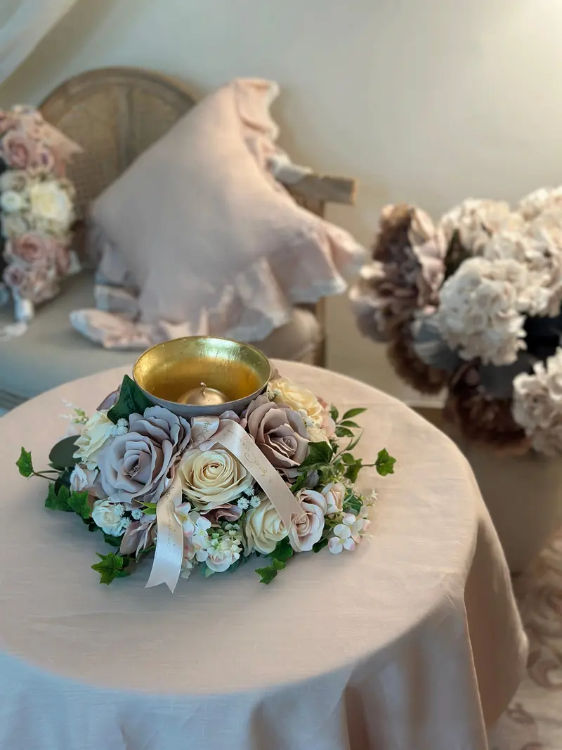 Caspó Queen Decorativo con Fiori e Portacandela Oro – Mata Creazioni, Ø 28 cm