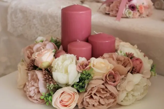 Centrotavola Ciambella con Rose, Peonie e Candela – Mata Creazioni
