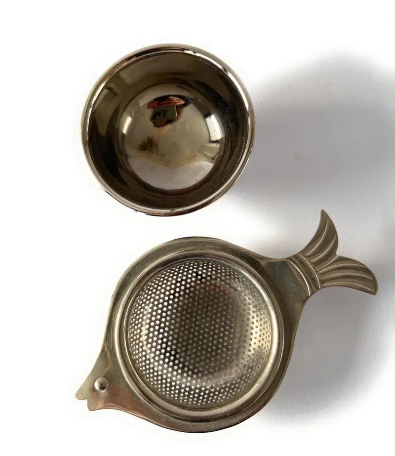 Colino per tè o tisane a forma di pesce – eleganza funzionale in metallo argentato
