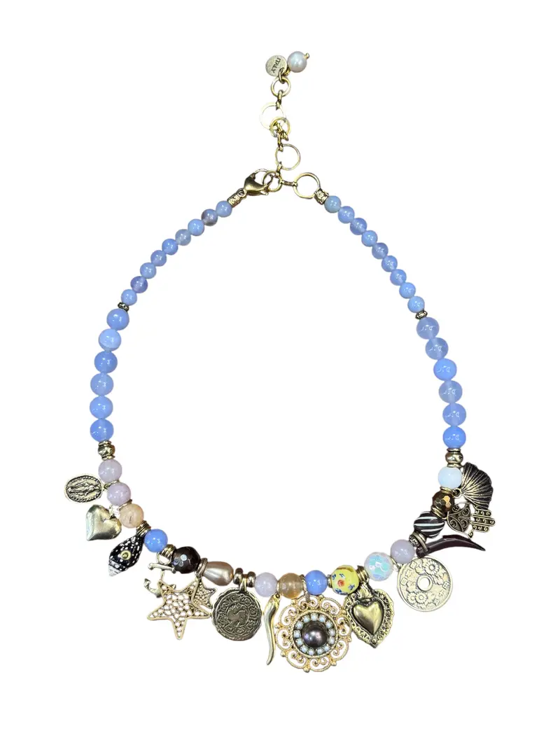 Collana corta con pietre dure e charms