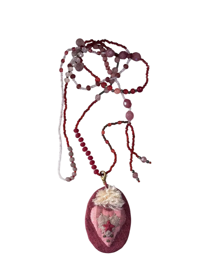 Collana lunga con ciondolo in tessuto e pietre dure