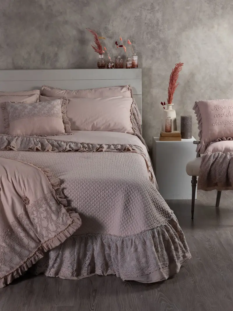Completo Letto "Giselle" - Copriletto Imbottito, Piumotto, Lenzuolo e Federe