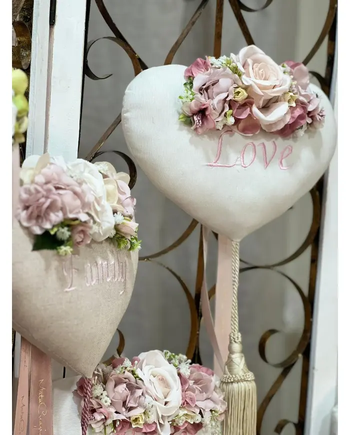 Cuore di Stoffa Love Imbottito con Ricamo – Mata Creazioni, 35x40 cm