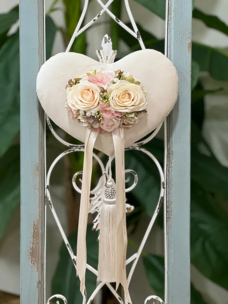 Cuore in Velluto con Nappa e Dettagli in Strass – Mata Creazioni
