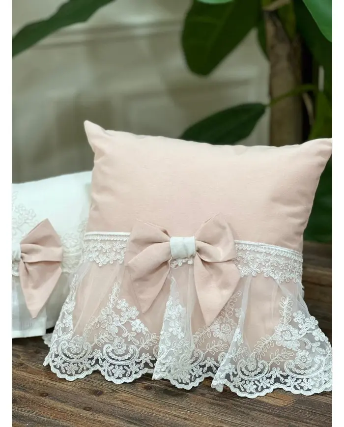 Cuscino Ballerina con Pizzo e Fiocco – Mata Creazioni, 40x40 cm