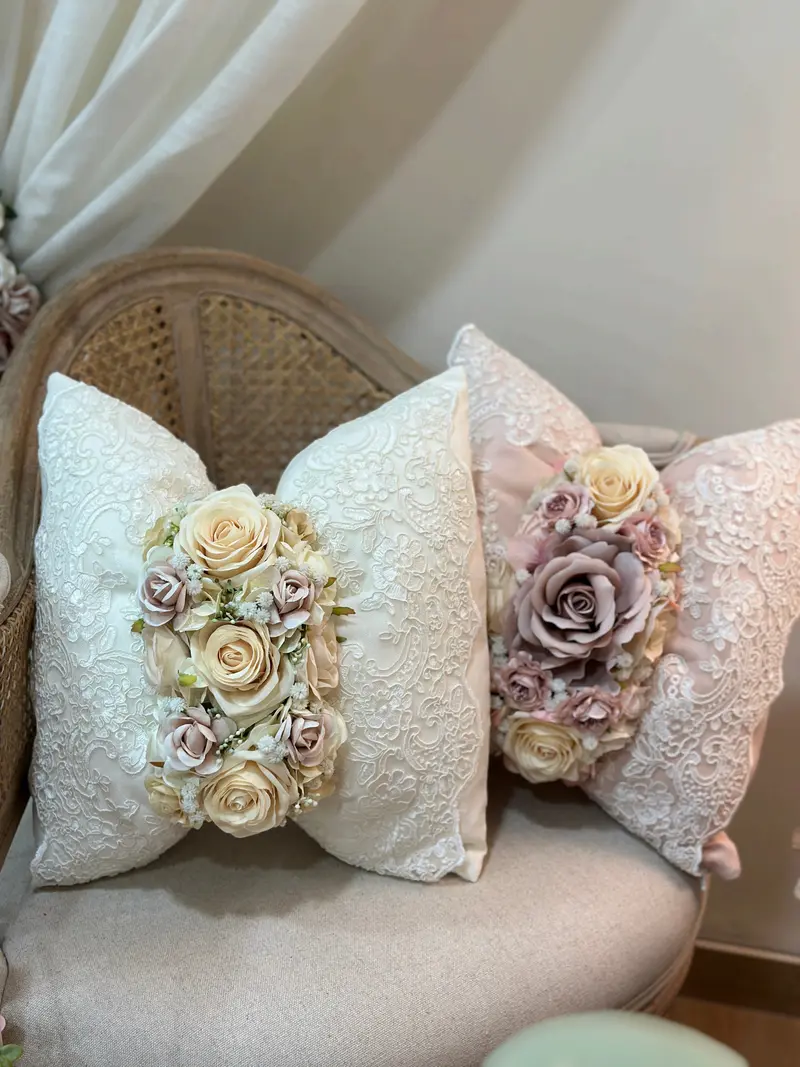 Cuscino Fiocco con Decoro Marika – Mata Creazioni
