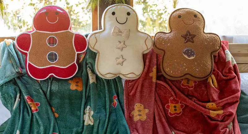 Cuscino Natalizio Sagomato Gingerbread Rosso, Vaniglia o Marrone