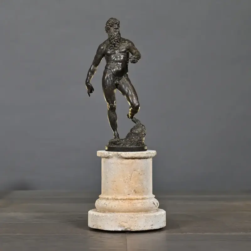 ERCOLE IN PIEDI