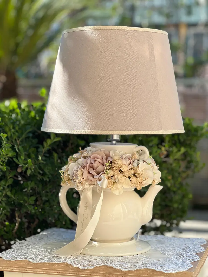 Lampada Bridgerton da Tavolo in Ceramica di Capodimonte con Fiori – Mata Creazioni