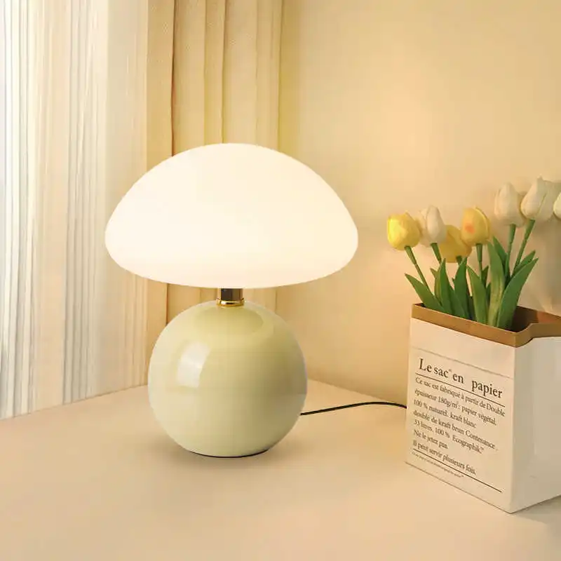 Lampada da tavolo a fungo con paralume in vetro
