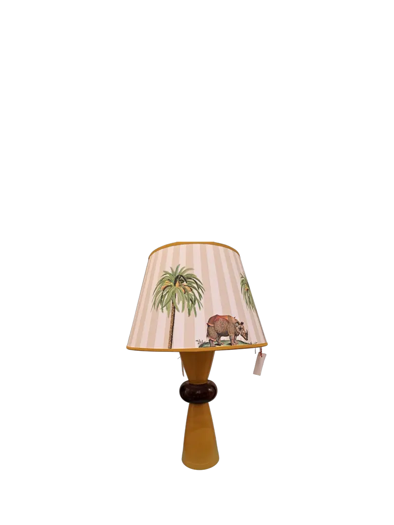 Lampada da tavolo in legno con inserti ocra e paralume in tessuto- realizzata a mano in Italia