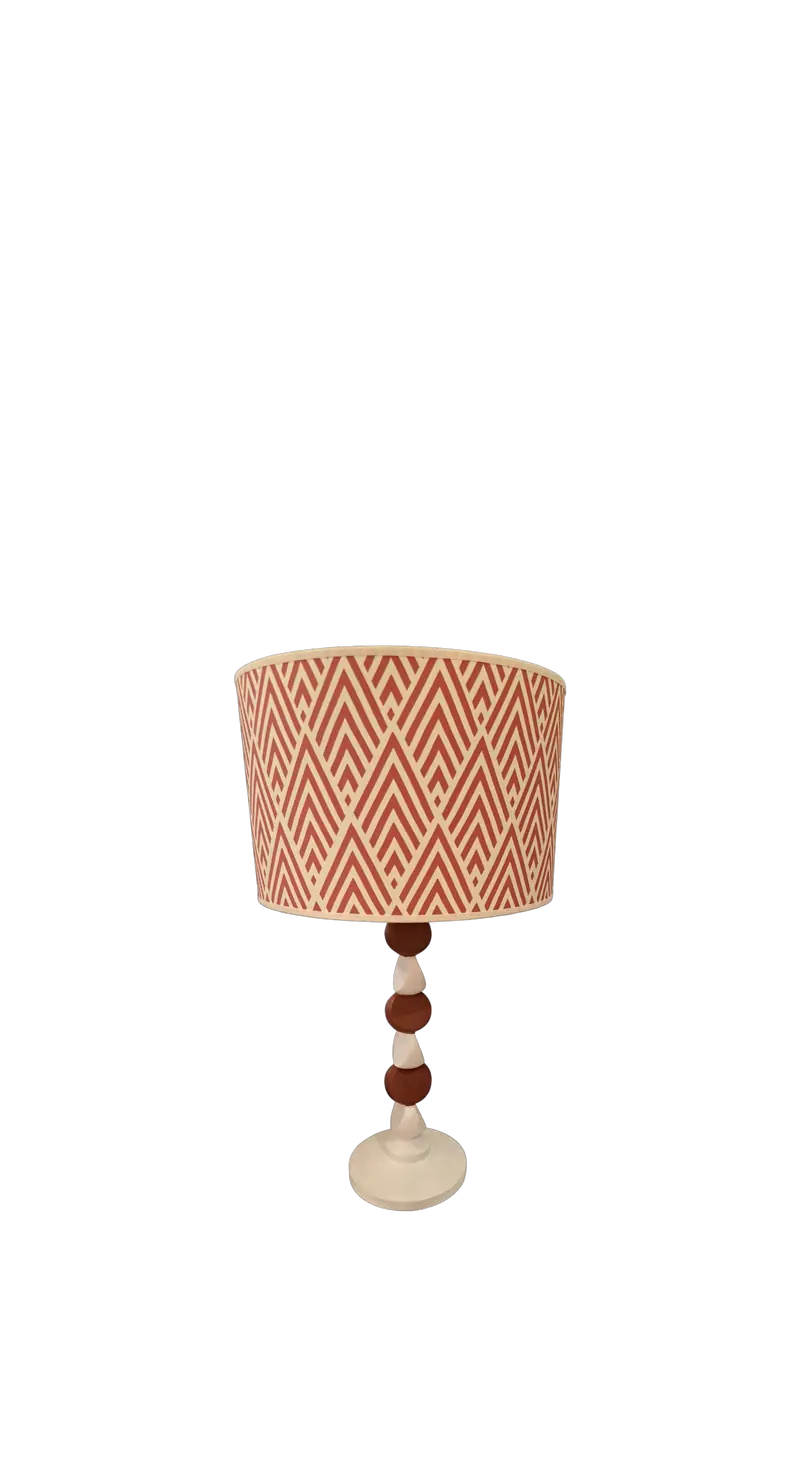 Lampada da tavolo in legno con paralume in tessuto optical