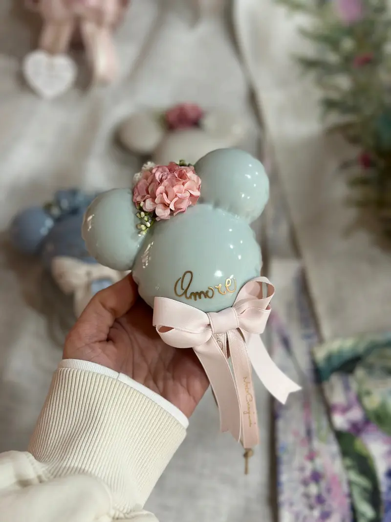 Mickey Mouse in Ceramica con Fiori e Scritta Personalizzata – Mata Creazioni, H 10 cm