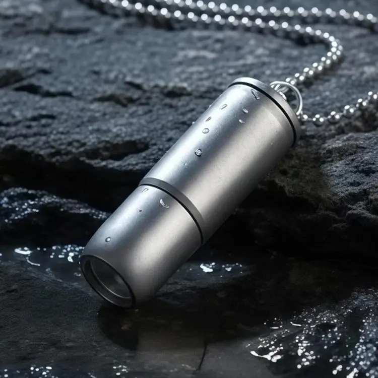 Mini torcia EDC portatile in lega di titanio con portachiavi
