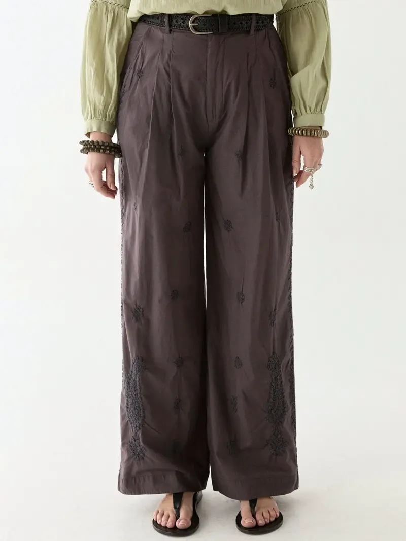 Pantalone in cotone leggero con ricami