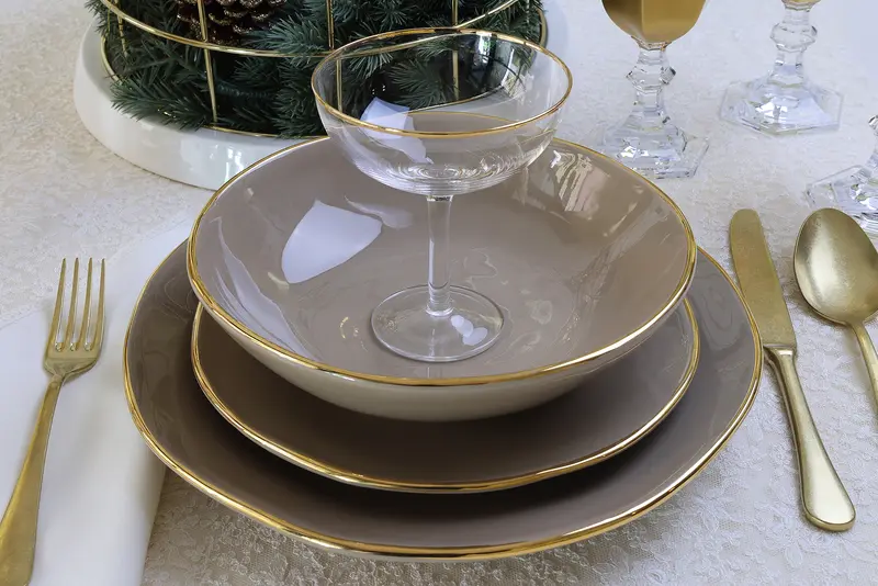 Piatti Materia in ceramica artigianale Arcucci – Colore Fango con bordo oro