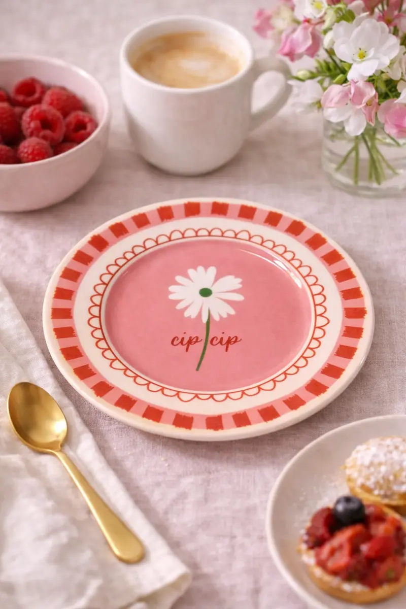 Piatto in porcellana “Cip cip” Ø 16 cm – Rosa con fiore bianco e bordo rosso pesca