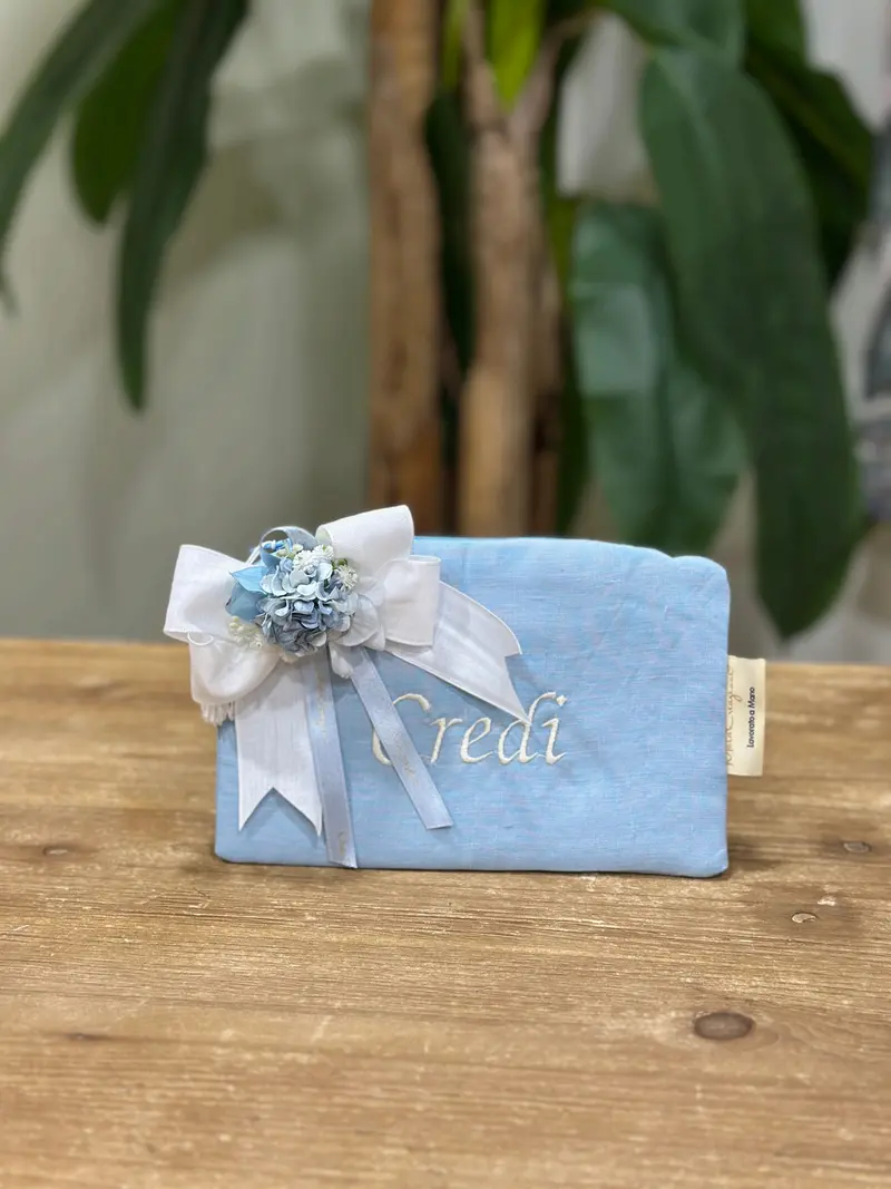 Pochette in Puro Lino Collezione 2026 con Frase Ricamata – Mata Creazioni