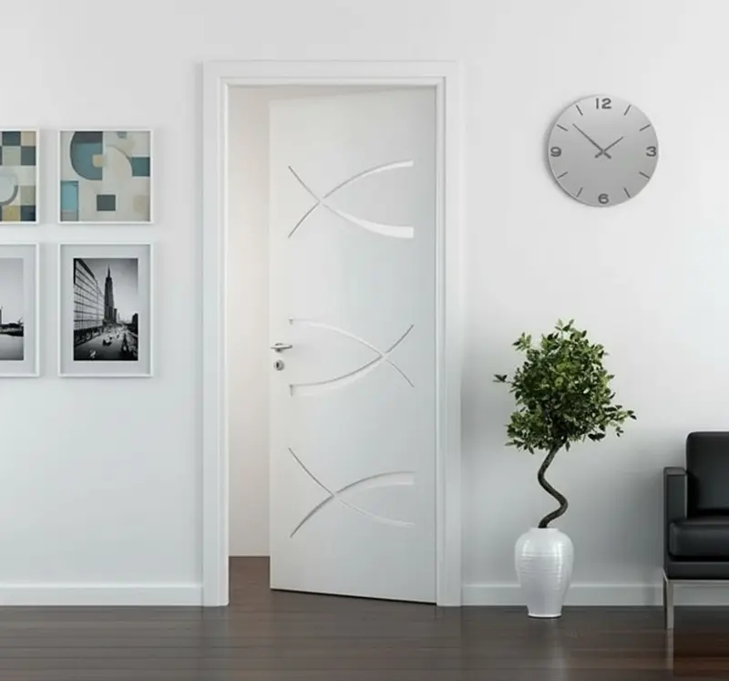 Porta Battente in Legno Pantografata con Intagli in Vetro