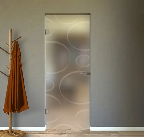 Porta Battente in Vetro Satinato con Disegni Sabbiati su Muro Presquadrato