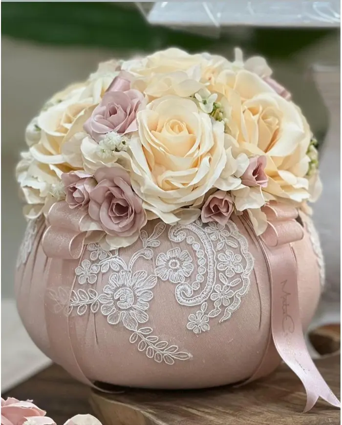 Pouf Rebrodè in Cotone e Pizzo con Rose – Mata Creazioni