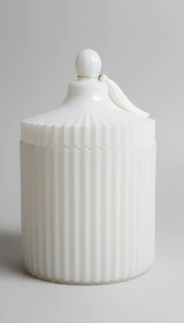 Royal Candela in Vaso di Vetro Bianco Alto 17 cm | Design Elegante a Coste Verticali | Coperchio Pomello a Sfera | Elemento d'Arredo Minimal Chic | Home Decor