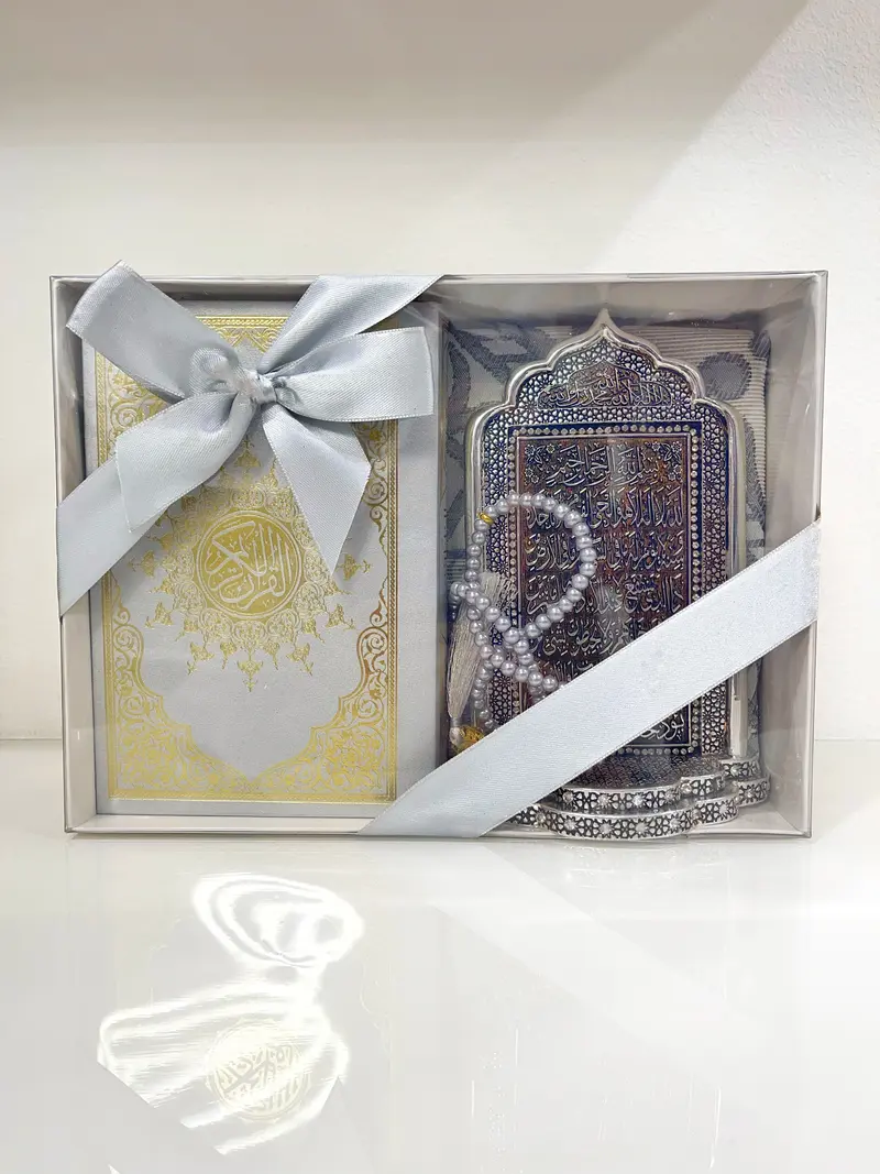 Set Regalo Spirituale Completo – Corano, Tappeto da Preghiera, Tasbih e Decorazione Ayat al-Kursi
