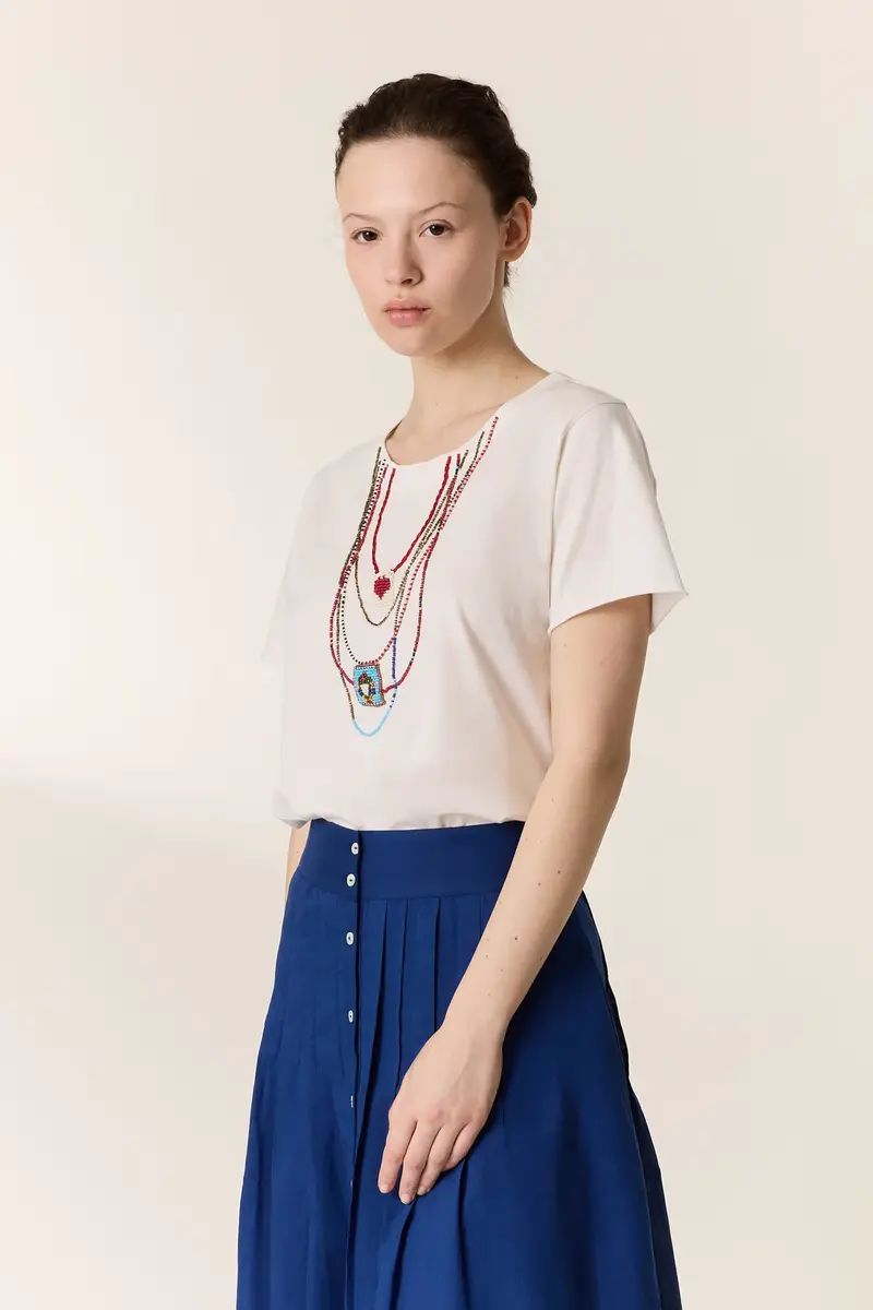 T-shirt con ricamo collana