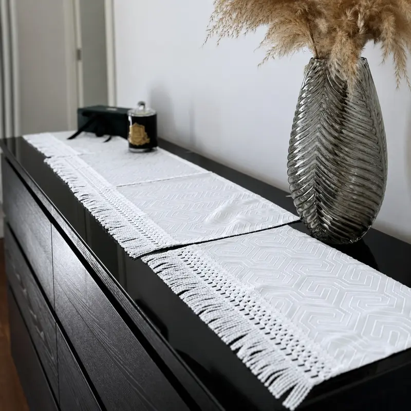 Tris di Centri in Raso Jacquard con Frange Bianco – Set 3 Pezzi Artigianale Made in Italy per Comò, Credenza e Soggiorno | Bifulco Biancheria