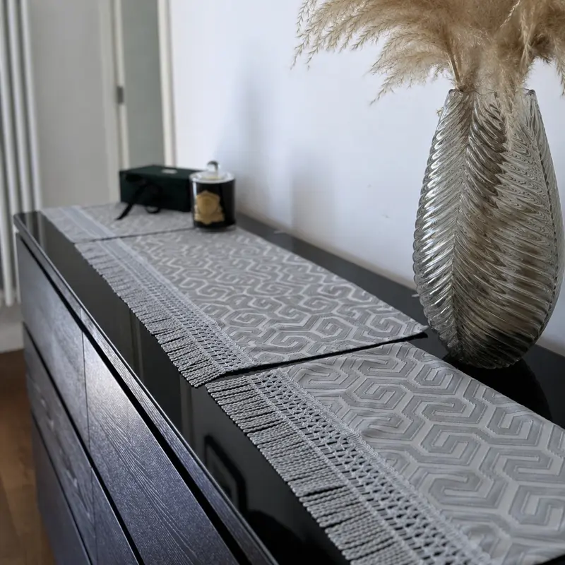 Tris di Centri in Raso Jacquard con Frange Grigio – Set 3 Pezzi Artigianale Made in Italy per Comò, Credenza e Soggiorno | Bifulco Biancheria