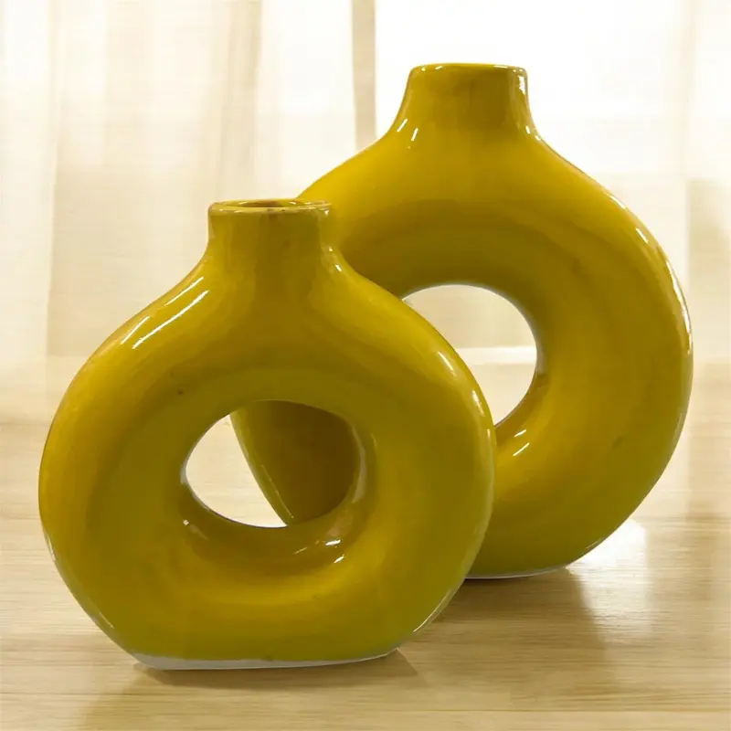 Vasi artigianali gialli in ceramica – design moderno (2 misure)