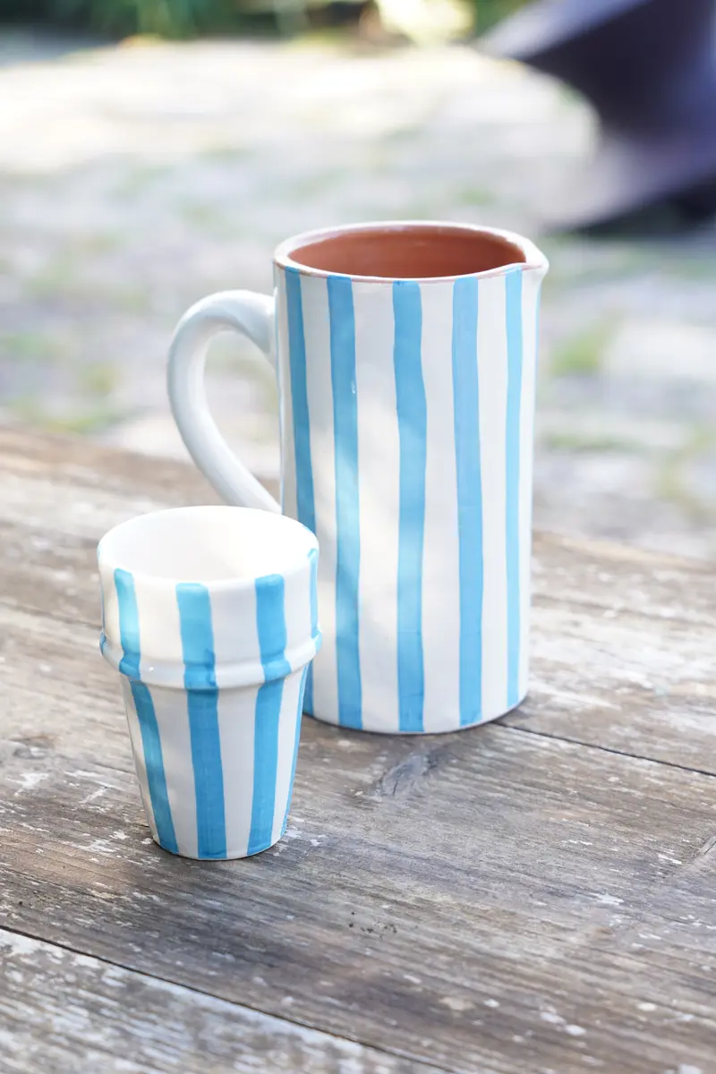 Vaso a Righe con Manico – Ceramica Artigianale Stile Mediterraneo
