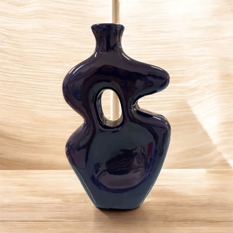 Vaso Scultoreo Blu Notte in Ceramica Artigianale – 28 cm