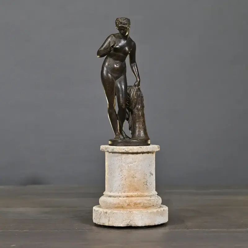 VENERE CON LA MELA