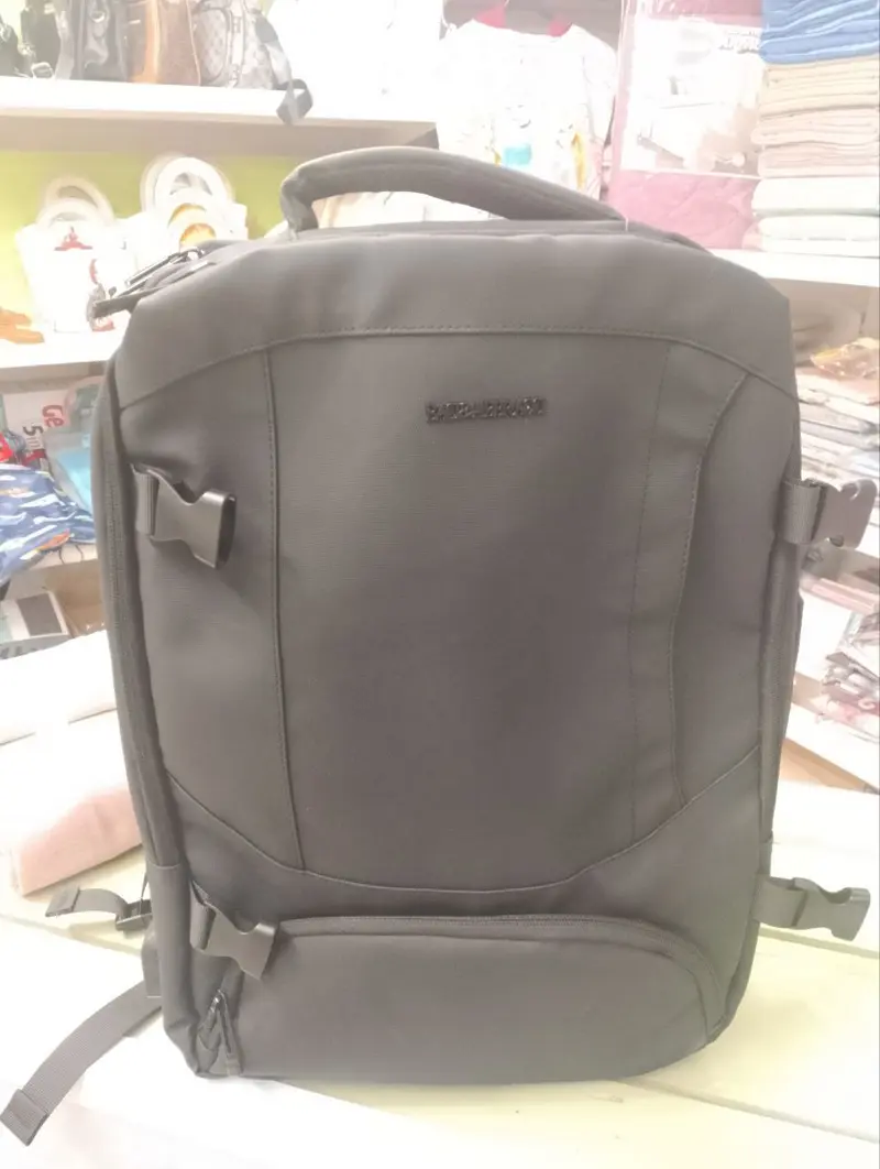 Zaino Baci & Abbracci Business Multitask in Ecopelle Nero 45x30x20 cm | Con Caricabatteria USB Integrato | Ideale per Viaggi Aereo, Laptop & Lavoro
